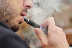 Proiect de lege pentru interzicerea utilizării țigărilor electronice, vape-urilor și dispozitivelor de încălzit tutun în spațiile publice închise, depus în Parlament
