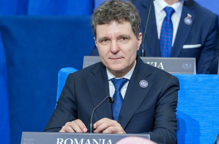 Nicușor Dan își asumă rolul de mediator în criza politică dintre PSD și PNL, având în vedere referendumurile interne și posibilele consecințe asupra guvernării